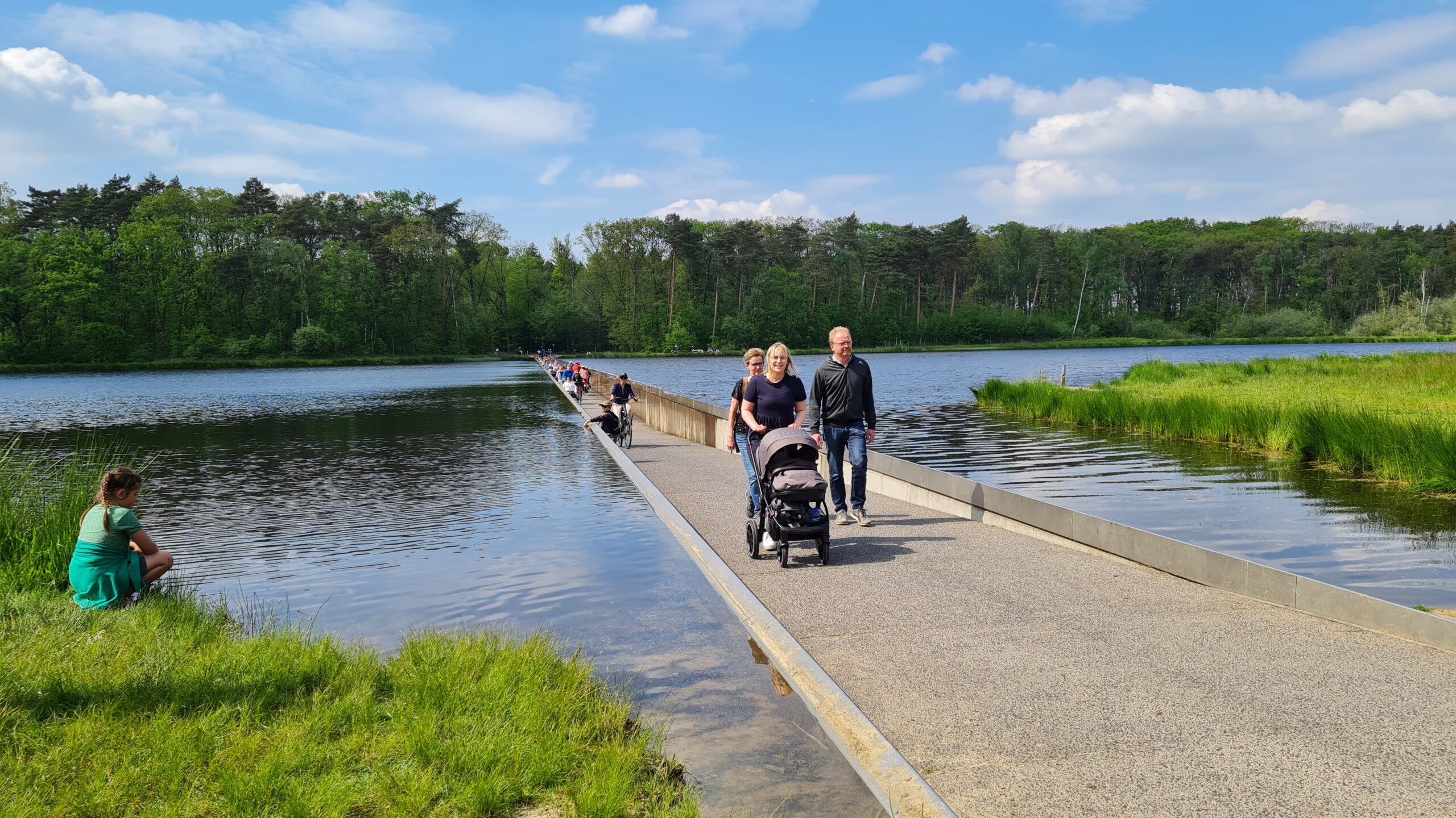 Fietsen en wandelen door het water in Bokrijk