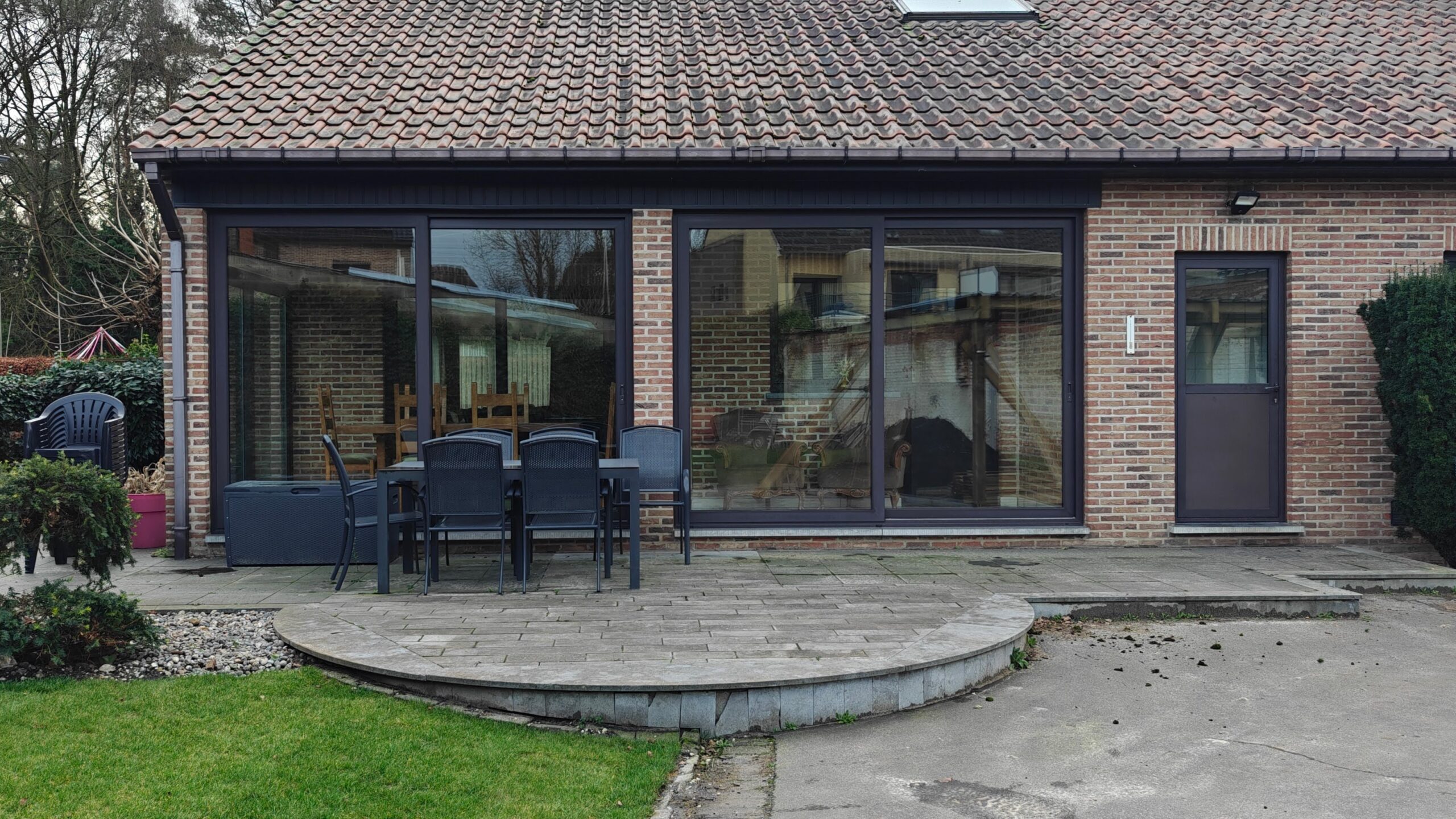 Terras met zicht op veranda - genomen uit de tuint